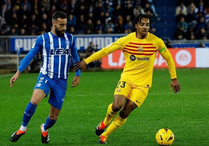 南城雷霆队鏖战齐鲁金雕队，举重杯赛失利，核心复出即建功。中场绞杀压制对手的简单介绍