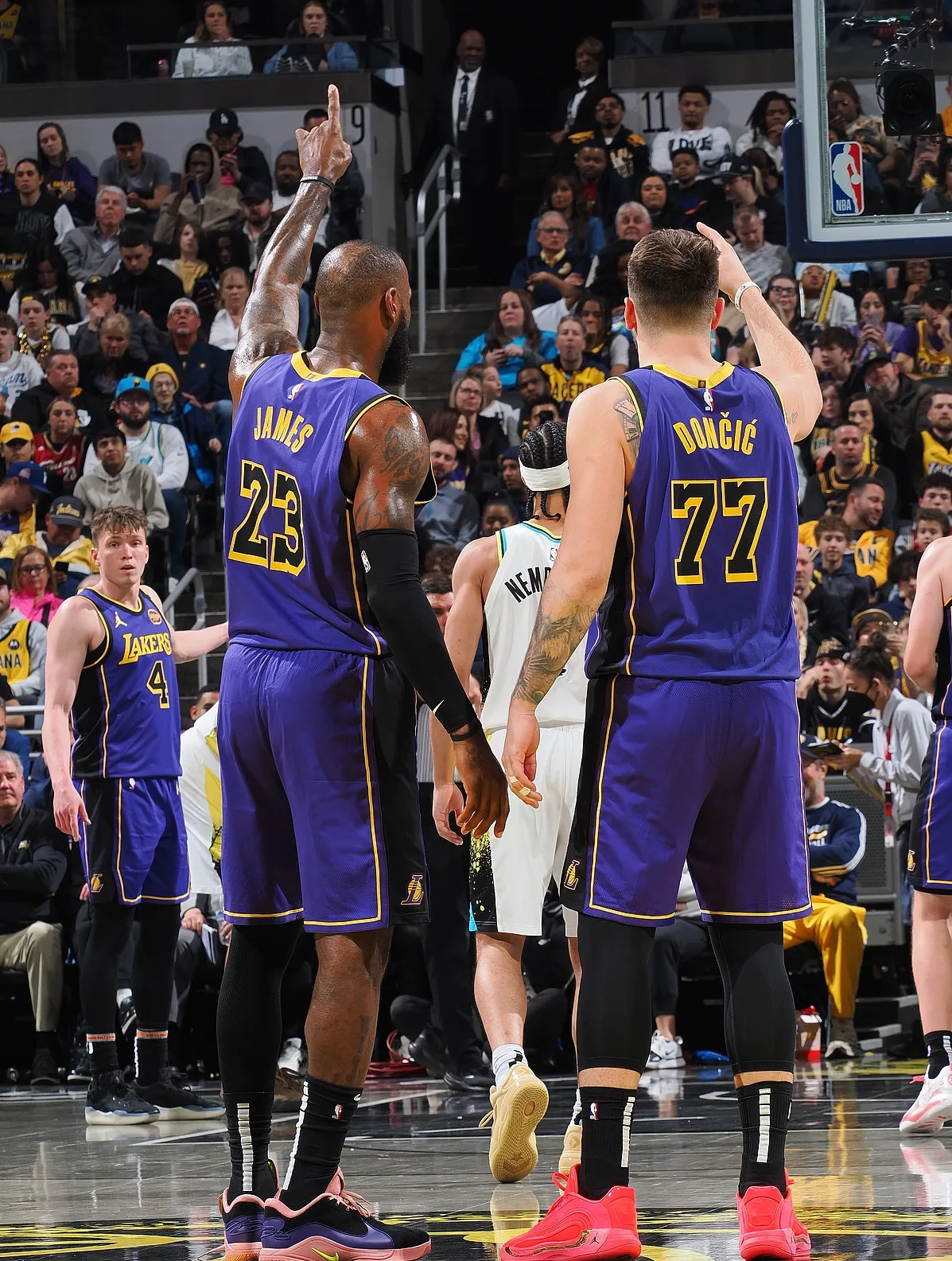 关于清晨洛杉矶湖人回应争议——欧冠节点到来，质疑声仍在，年轻球员得到机会的信息