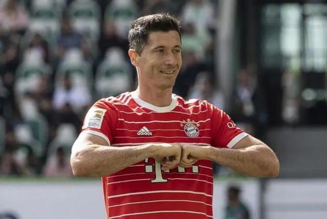  莱万多夫斯基在拜仁比赛中出色发挥，领先优势明显引发热议！赢得满堂喝彩