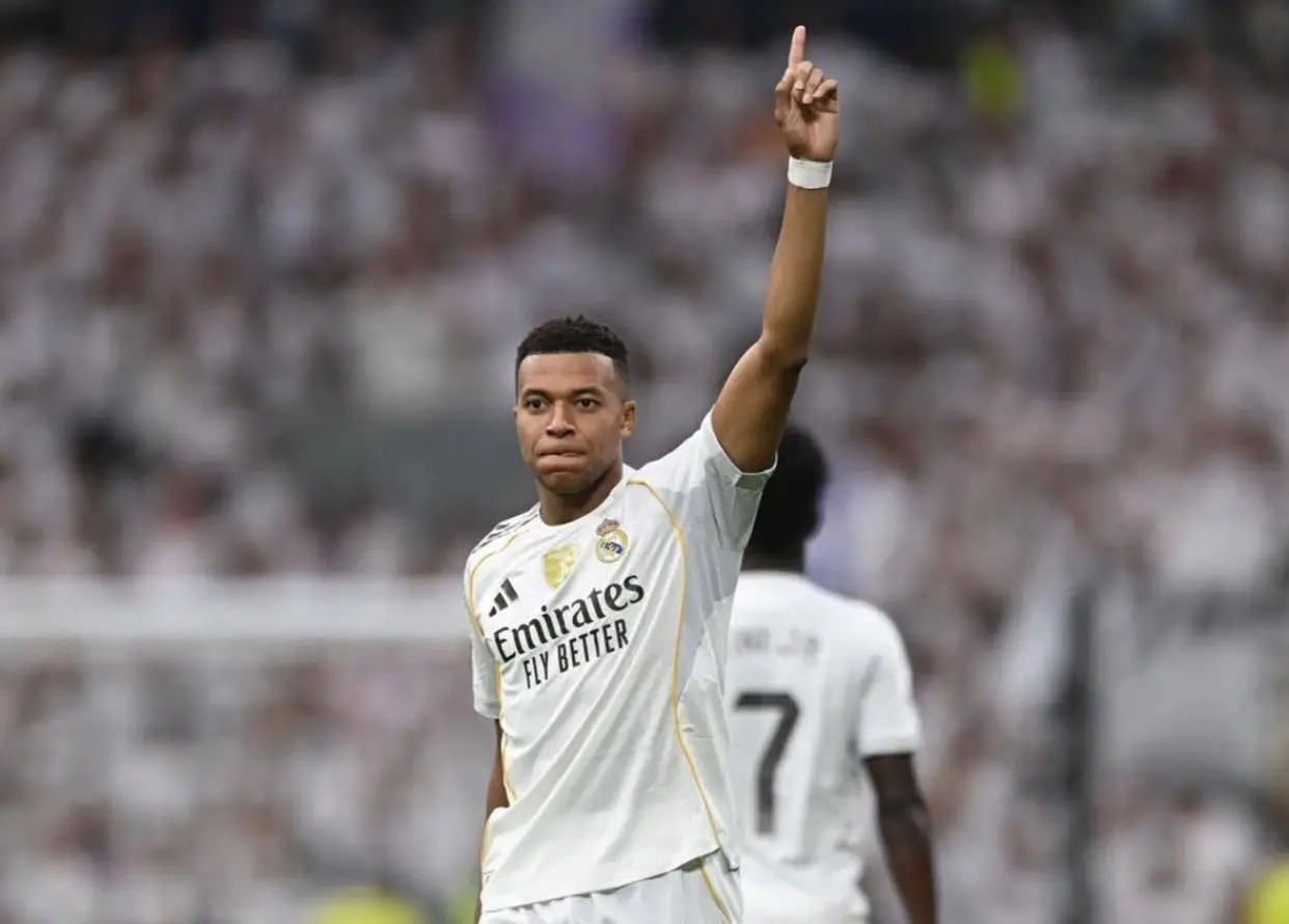 转会期皇家马德里调整名单以备荷甲，主帅复盘环节打磨，底气十足，临场指挥获称赞的简单介绍